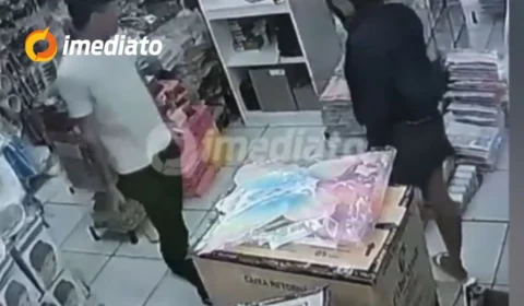 VÍDEO: Câmera registra homem e duas mulheres roubando produtos em loja de maquiagem no Centro de Manaus