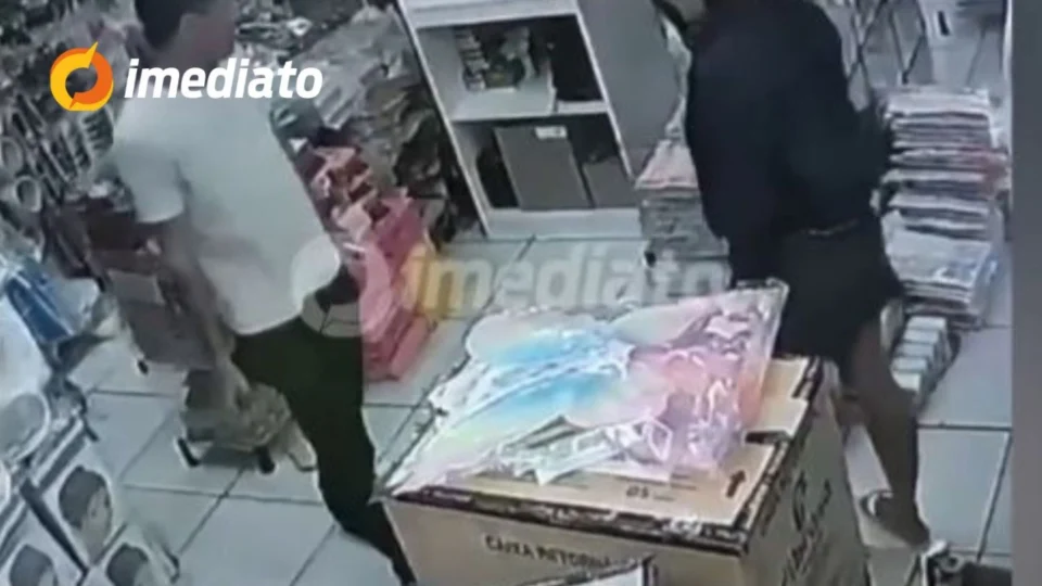 VÍDEO: Câmera registra homem e duas mulheres roubando produtos em loja de maquiagem no Centro de Manaus