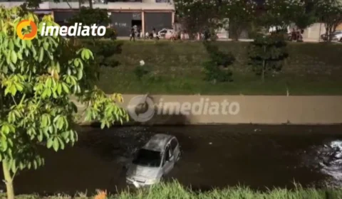 VÍDEO: Carro cai em igarapé e motorista sai ileso na avenida Brasil, bairro Compensa