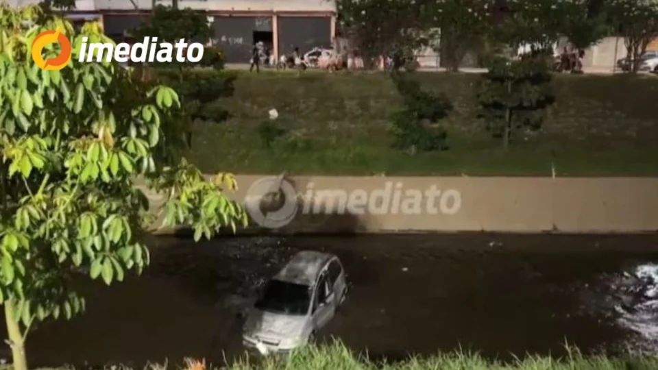 VÍDEO: Carro cai em igarapé e motorista sai ileso na avenida Brasil, bairro Compensa