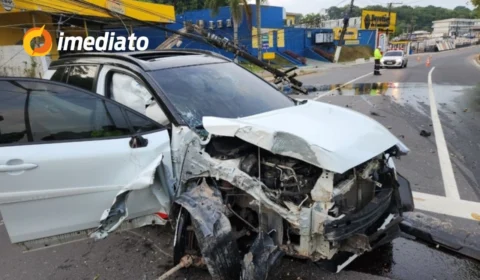 VÍDEO: Motorista perde o controle e carro colide com poste na Avenida do Turismo, no bairro Ponta Negra