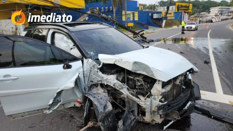 VÍDEO: Motorista perde o controle e carro colide com poste na Avenida do Turismo, no bairro Ponta Negra
