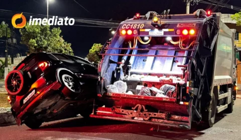 Colisão entre carro e caminhão coletor de lixo deixa motorista ferido em rotatória no bairro Planalto