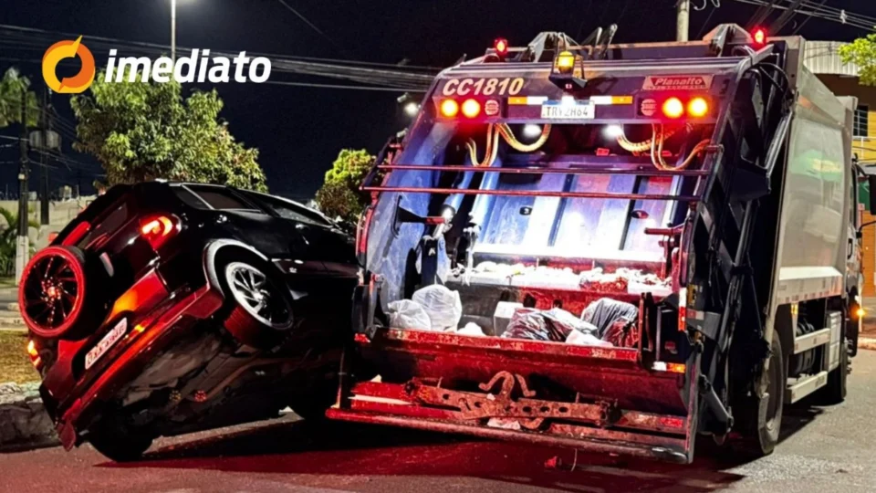 Colisão entre carro e caminhão coletor de lixo deixa motorista ferido em rotatória no bairro Planalto