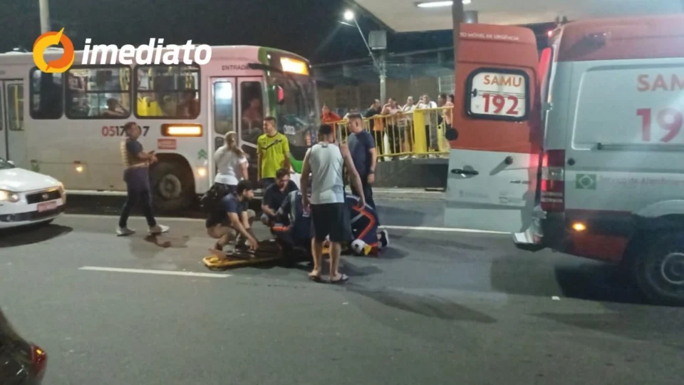 Mulher fica ferida após cair de motocicleta na Avenida Constantino Nery, em Manaus