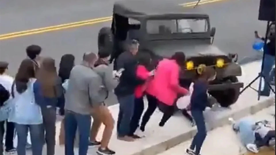 Veja vídeo: Jipe militar perde o controle em desfile de 7 de Setembro e fere duas pessoas em Brusque