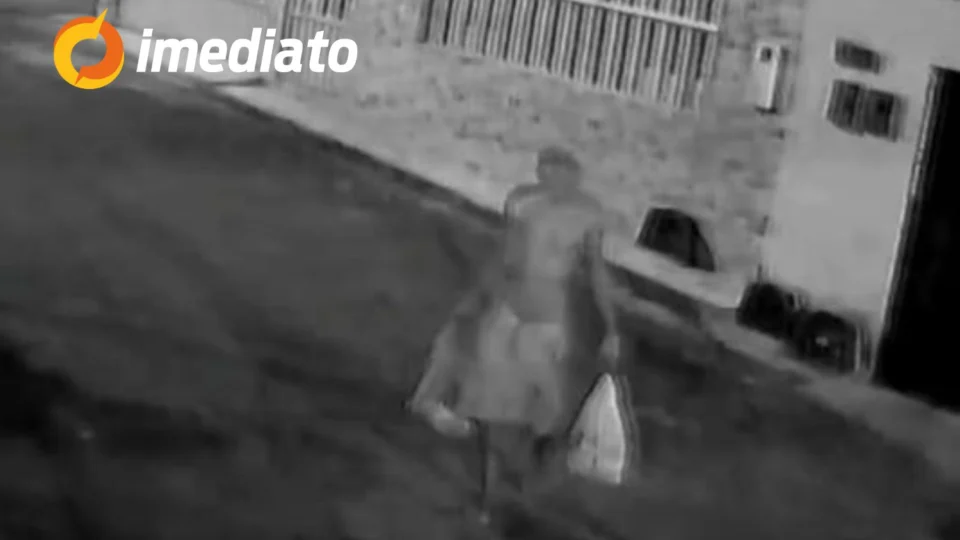 Polícia divulga imagem de homem flagrado furtando hidrômetro no Coroado