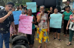 Moradores do Parque Riachuelo protestam contra atraso em obras de recapeamento em Manaus