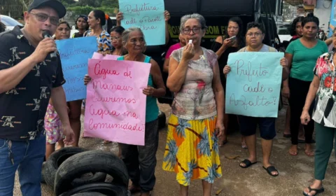 Moradores do Parque Riachuelo protestam contra atraso em obras de recapeamento em Manaus