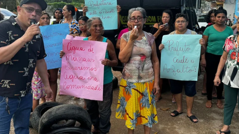 Moradores do Parque Riachuelo protestam contra atraso em obras de recapeamento em Manaus
