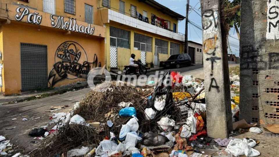 Lixeira viciada provoca transtornos a moradores e comerciantes do Jorge Teixeira