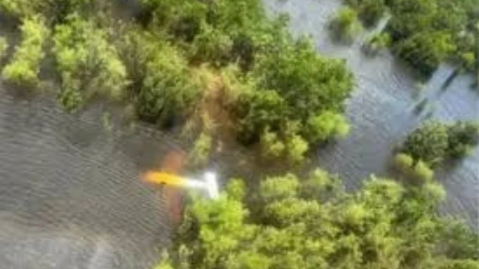 FAB intercepta avião vindo do Peru sem autorização que pousou em área próxima a Tefé, no Amazonas