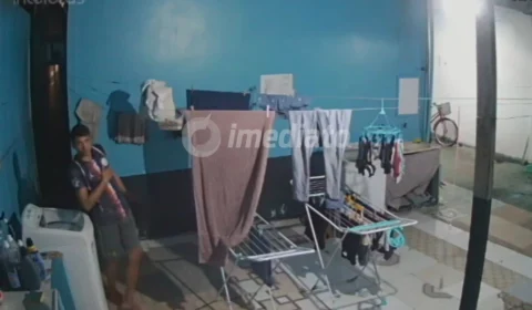 Suspeito invade residência no Centro de Manaus e furta objetos; ação foi registrada por câmeras