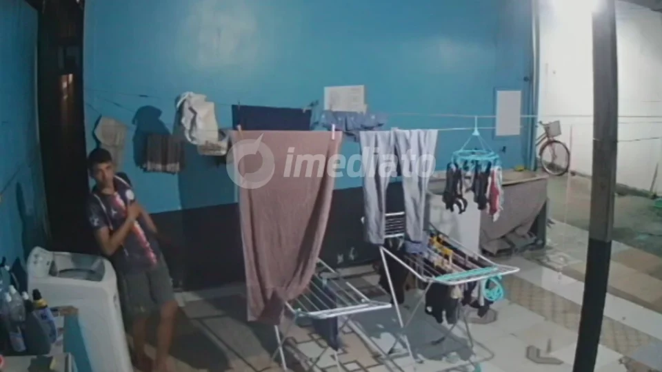 Suspeito invade residência no Centro de Manaus e furta objetos; ação foi registrada por câmeras