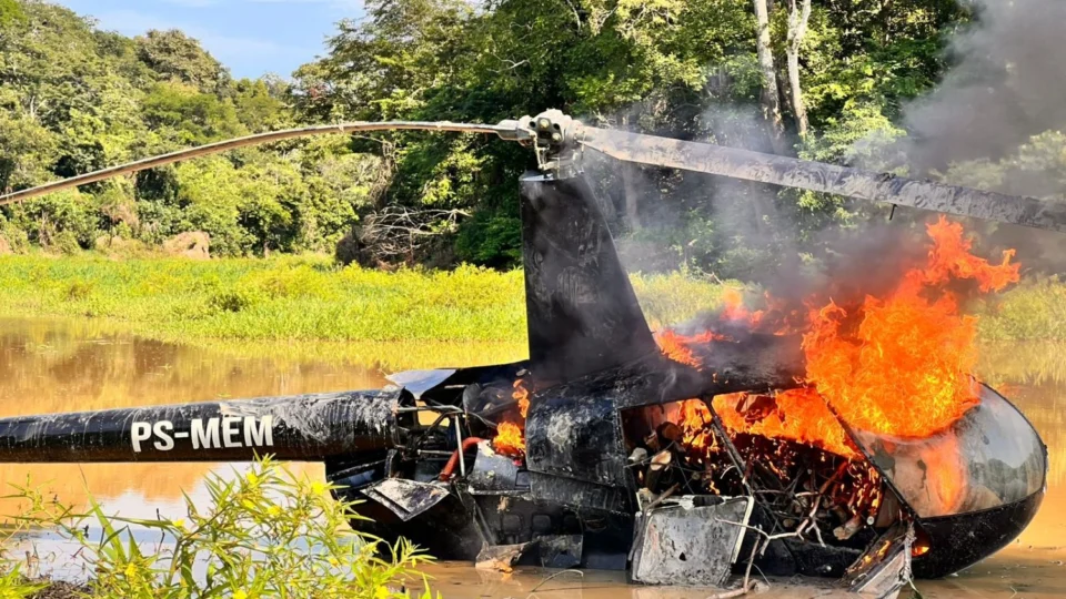 Helicóptero usado pelo tráfico é destruído por forças de segurança em Juruá