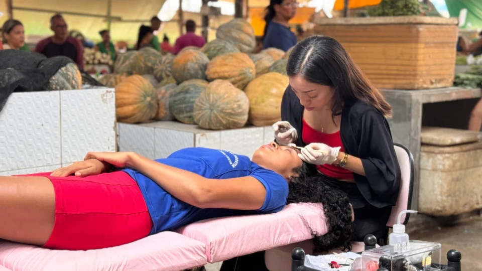 Veja o vídeo: Jovem empreendedora de 22 anos viraliza ao levar maca de beleza pelas ruas de Manaus