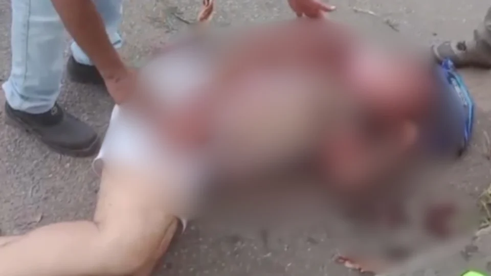 Veja o vídeo: Homem fica gravemente ferido após cair de moto no Redenção