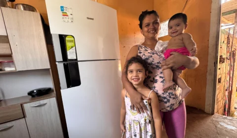 Após denúncia, dona Alessandra consegue trocar geladeira e retomar vendas de din-din em Manaus