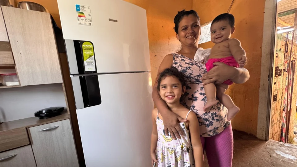 Após denúncia, dona Alessandra consegue trocar geladeira e retomar vendas de din-din em Manaus