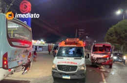Colisão entre ônibus e micro-ônibus deixa motoristas feridos na Avenida Torquato Tapajós