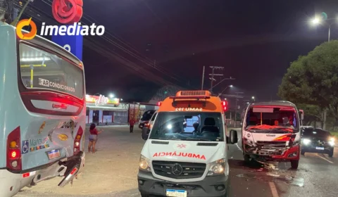 Colisão entre ônibus e micro-ônibus deixa motoristas feridos na Avenida Torquato Tapajós