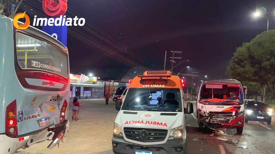 Colisão entre ônibus e micro-ônibus deixa motoristas feridos na Avenida Torquato Tapajós