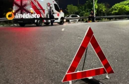 Motociclista perde o controle e colide com barra de contenção na Avenida Torquato Tapajós