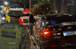 VEJA VÍDEO: Motorista de aplicativo bate carro contra árvore para fugir de sequestro na Avenida Torquato Tapajós