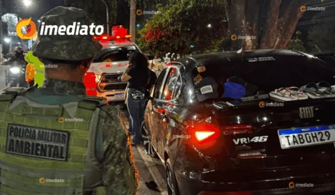 VEJA VÍDEO: Motorista de aplicativo bate carro contra árvore para fugir de sequestro na Avenida Torquato Tapajós