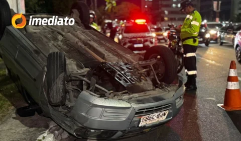 Carro capota após colisão envolvendo três veículos e causa congestionamento na Zona Oeste de Manaus