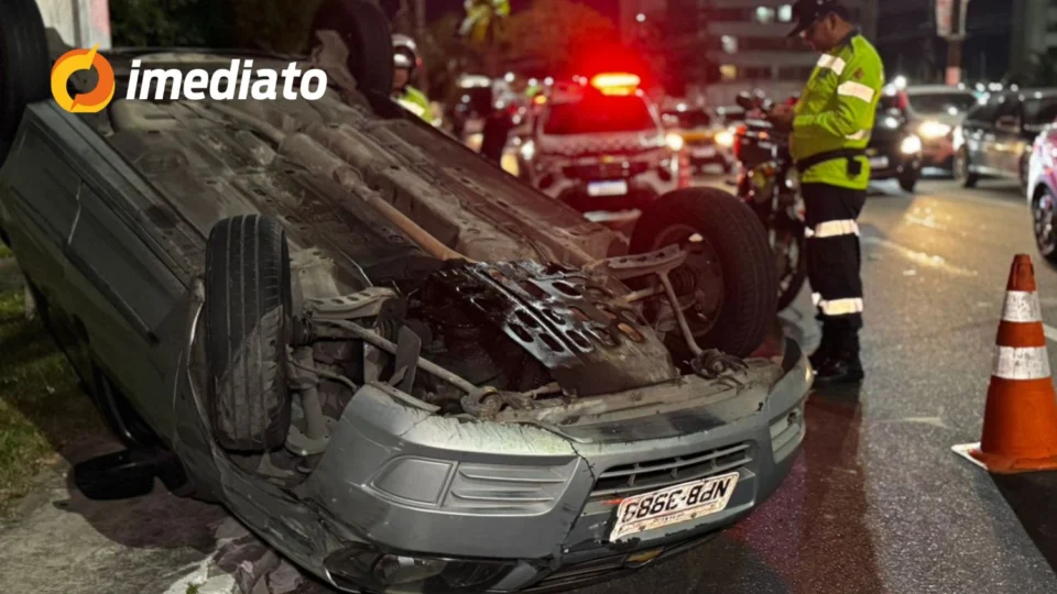 Carro capota após colisão envolvendo três veículos e causa congestionamento na Zona Oeste de Manaus