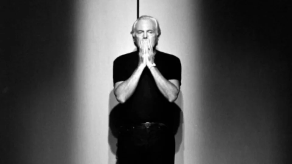Giorgio Armani, ícone da moda italiana, morre aos 91 anos em Milão