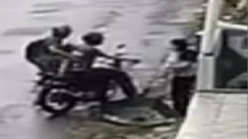 VEJA VÍDEO: Professora é vítima de assalto no São José, em Manaus; Moradores cobram mais segurança