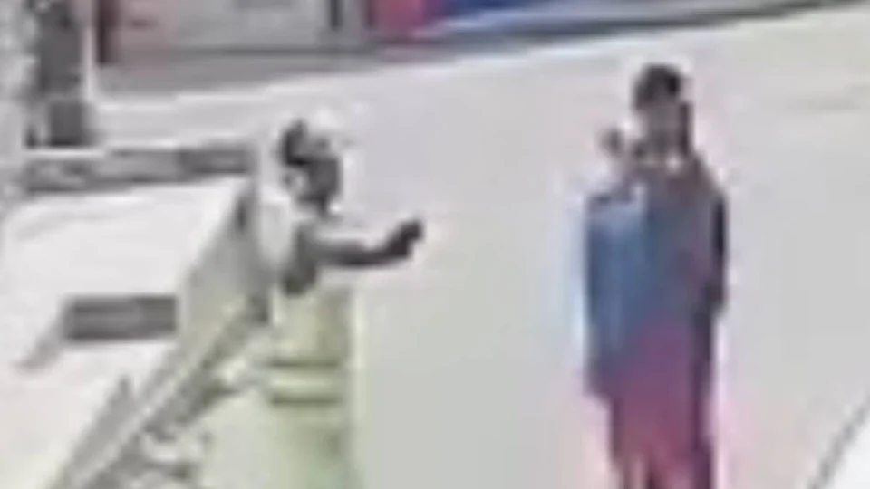 VEJA VÍDEO: Assalto à luz do dia no Jorge Teixeira deixa entregadoras traumatizadas