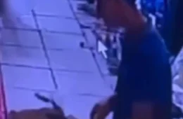 VEJA VÍDEO: Homem furta jogo de facas em loja no bairro Zumbi