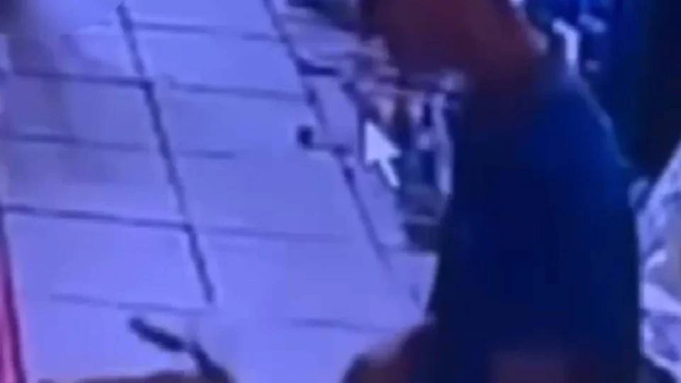 VEJA VÍDEO: Homem furta jogo de facas em loja no bairro Zumbi