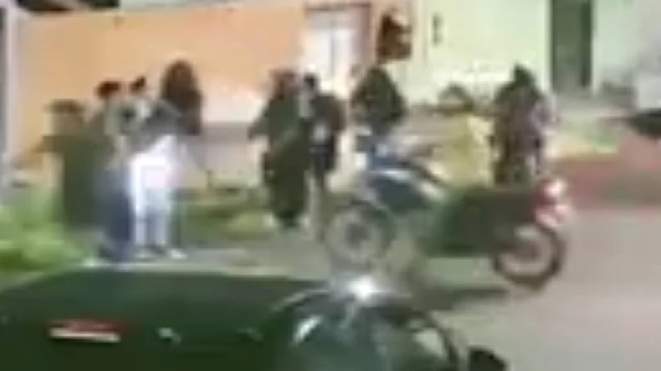 VEJA: Assalto a jovens é registrado por câmeras de segurança no Petrópolis