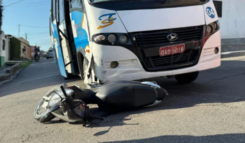 Acidente entre micro-ônibus e motocicleta deixa homem ferido no São José