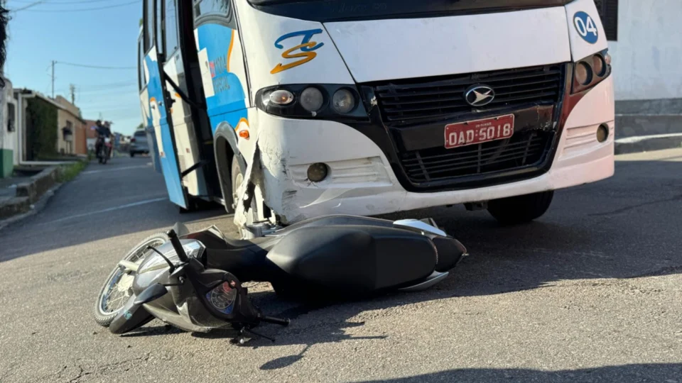 Acidente entre micro-ônibus e motocicleta deixa homem ferido no São José
