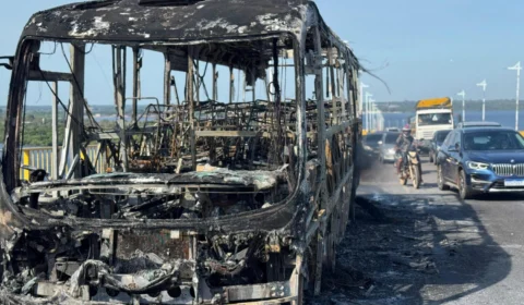 Ônibus é consumido por incêndio na Ponte Rio Negro em Manaus; Causas ainda são desconhecidas