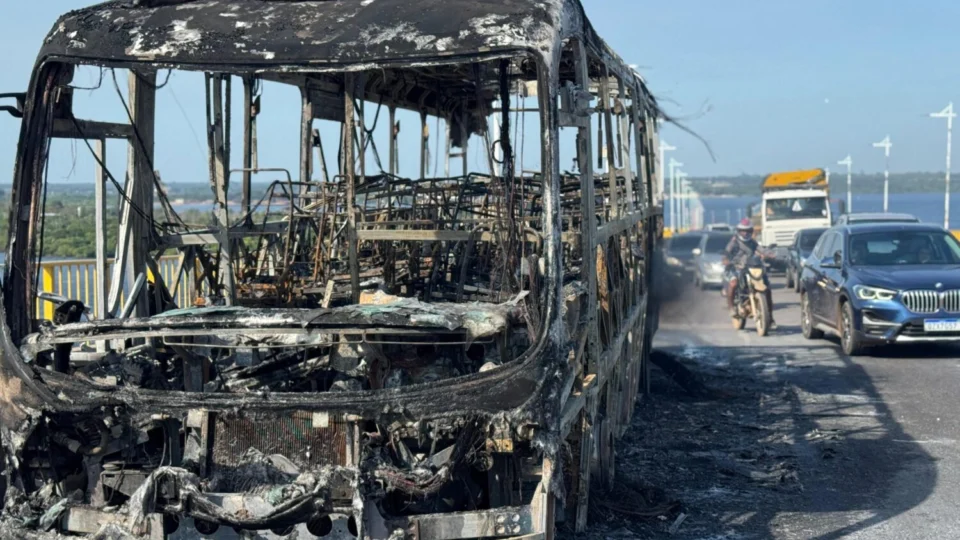 Ônibus é consumido por incêndio na Ponte Rio Negro em Manaus; Causas ainda são desconhecidas