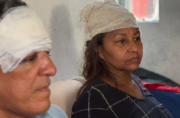 Motorista avança sinal vermelho, atropela casal e foge sem prestar socorro