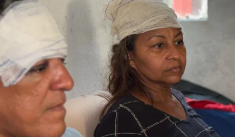 Motorista avança sinal vermelho, atropela casal e foge sem prestar socorro