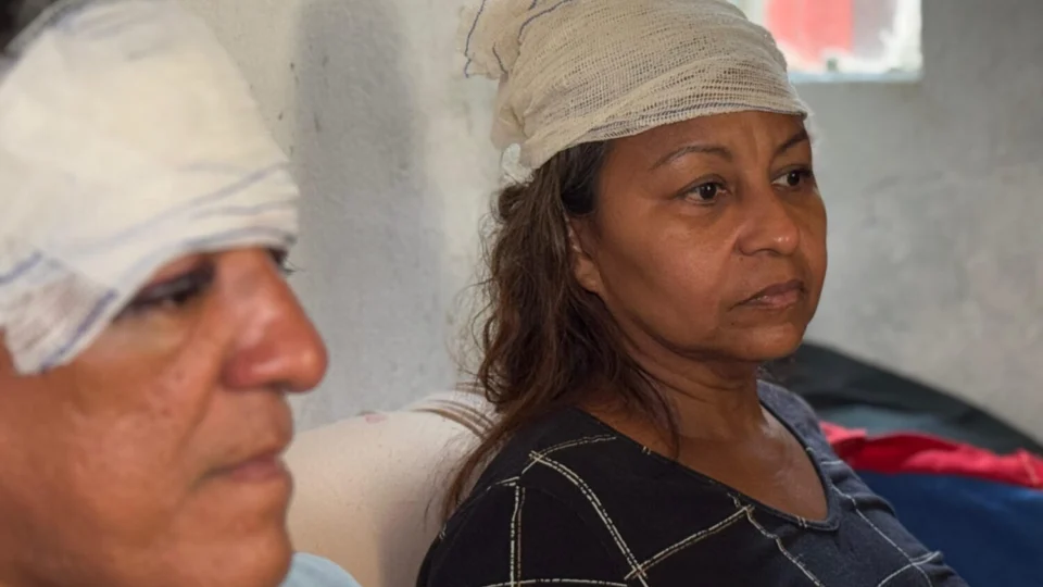 Motorista avança sinal vermelho, atropela casal e foge sem prestar socorro