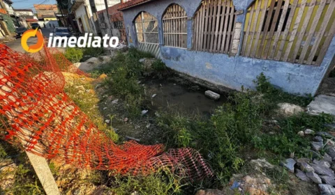 Moradores reclamam de esgoto a céu aberto e obra inacabada em rua do Jorge Teixeira, em Manaus