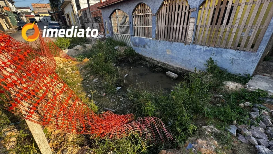 Moradores reclamam de esgoto a céu aberto e obra inacabada em rua do Jorge Teixeira, em Manaus