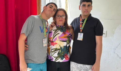 Mãe de gêmeos com autismo em Manaus busca perícia do INSS na cidade para garantir benefício