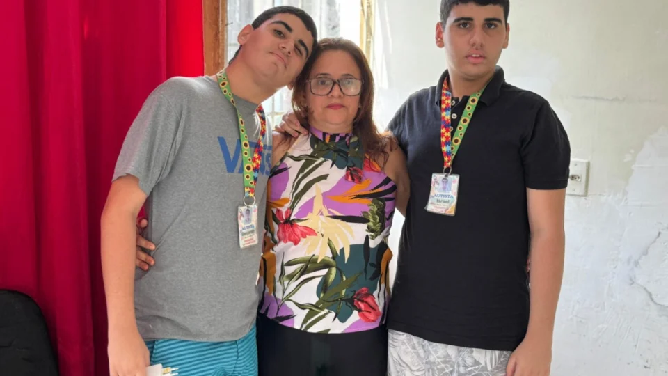 Mãe de gêmeos com autismo em Manaus busca perícia do INSS na cidade para garantir benefício