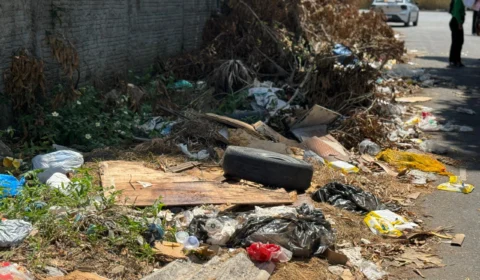 Moradores do Jorge Teixeira cobram solução para lixo acumulado na rua Cipó Tuíra