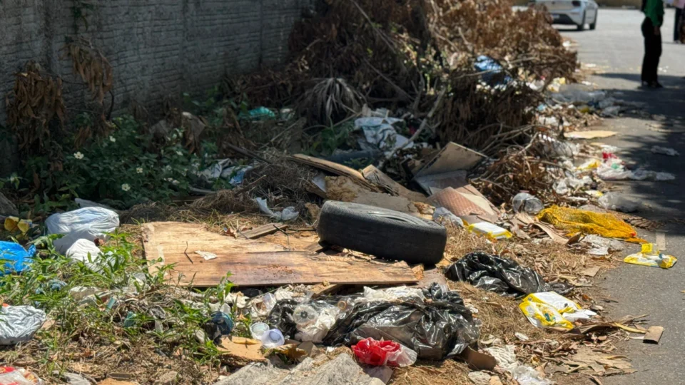 Moradores do Jorge Teixeira cobram solução para lixo acumulado na rua Cipó Tuíra